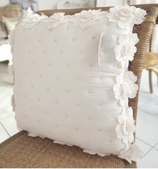 Kissen mit Blumen-Spitze von Blanc Mariclo